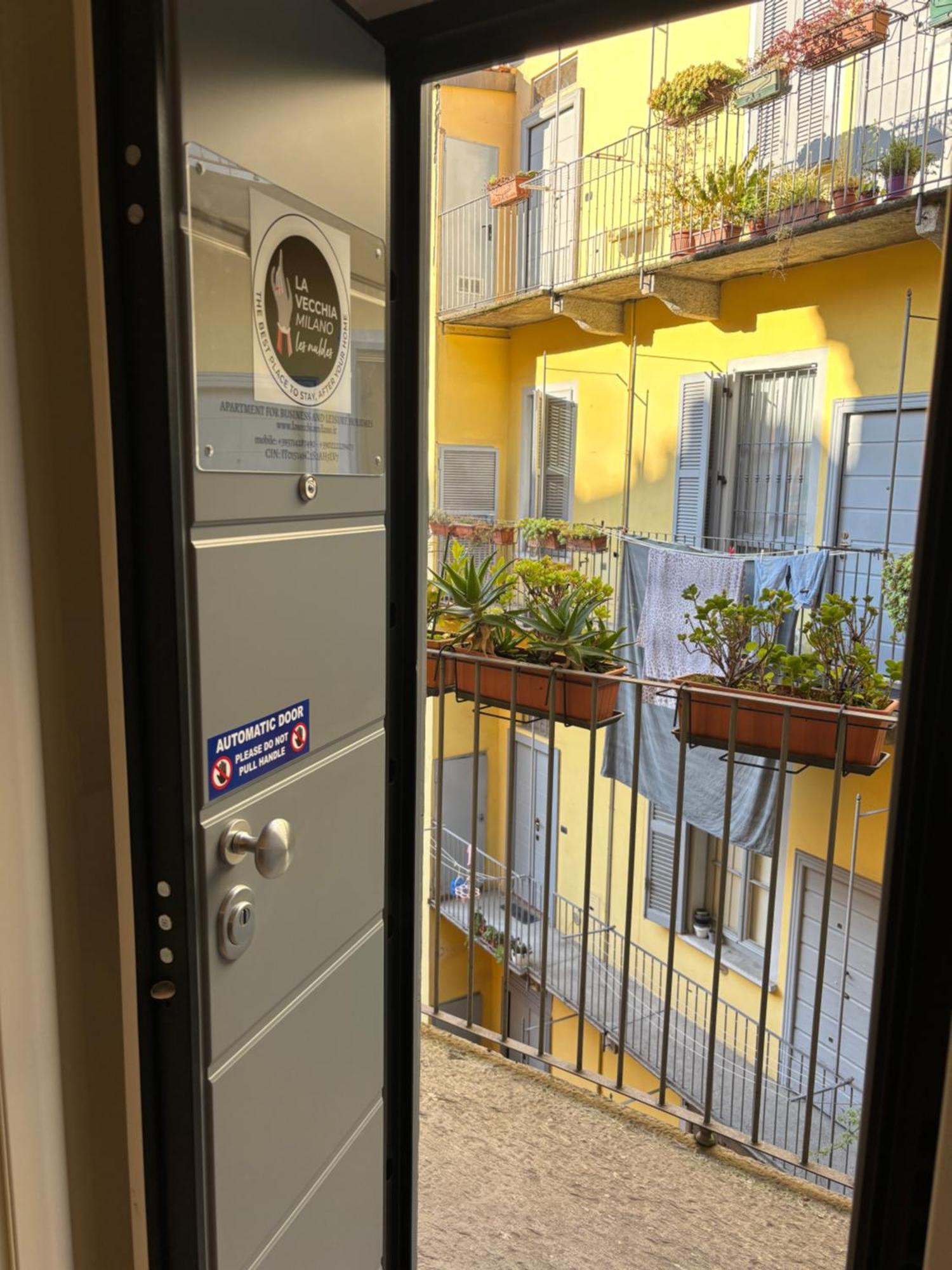 La Vecchia Milano-Les Nubles Vannucci - Il Ballatoio E Il Cortile Luaran gambar