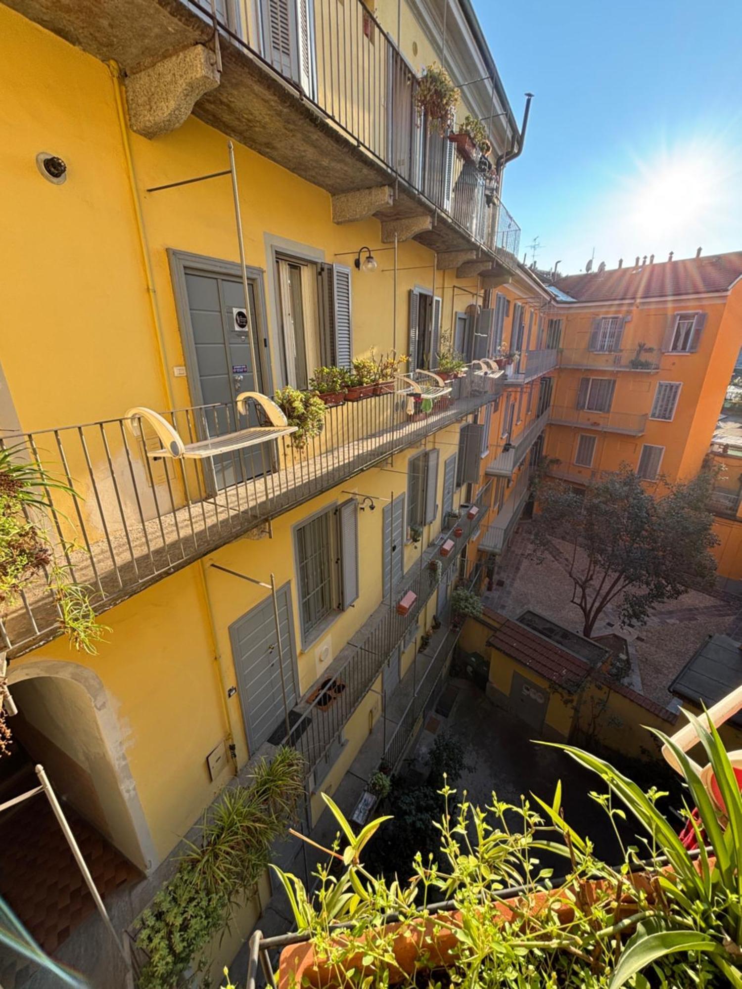 La Vecchia Milano-Les Nubles Vannucci - Il Ballatoio E Il Cortile Luaran gambar
