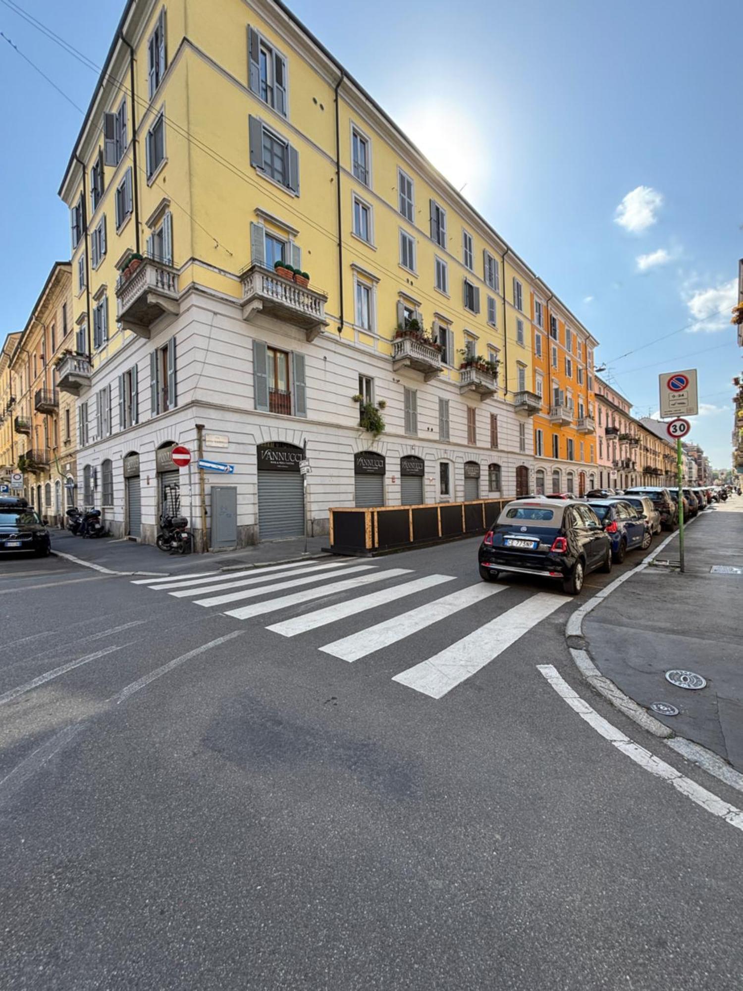 La Vecchia Milano-Les Nubles Vannucci - Il Ballatoio E Il Cortile Luaran gambar