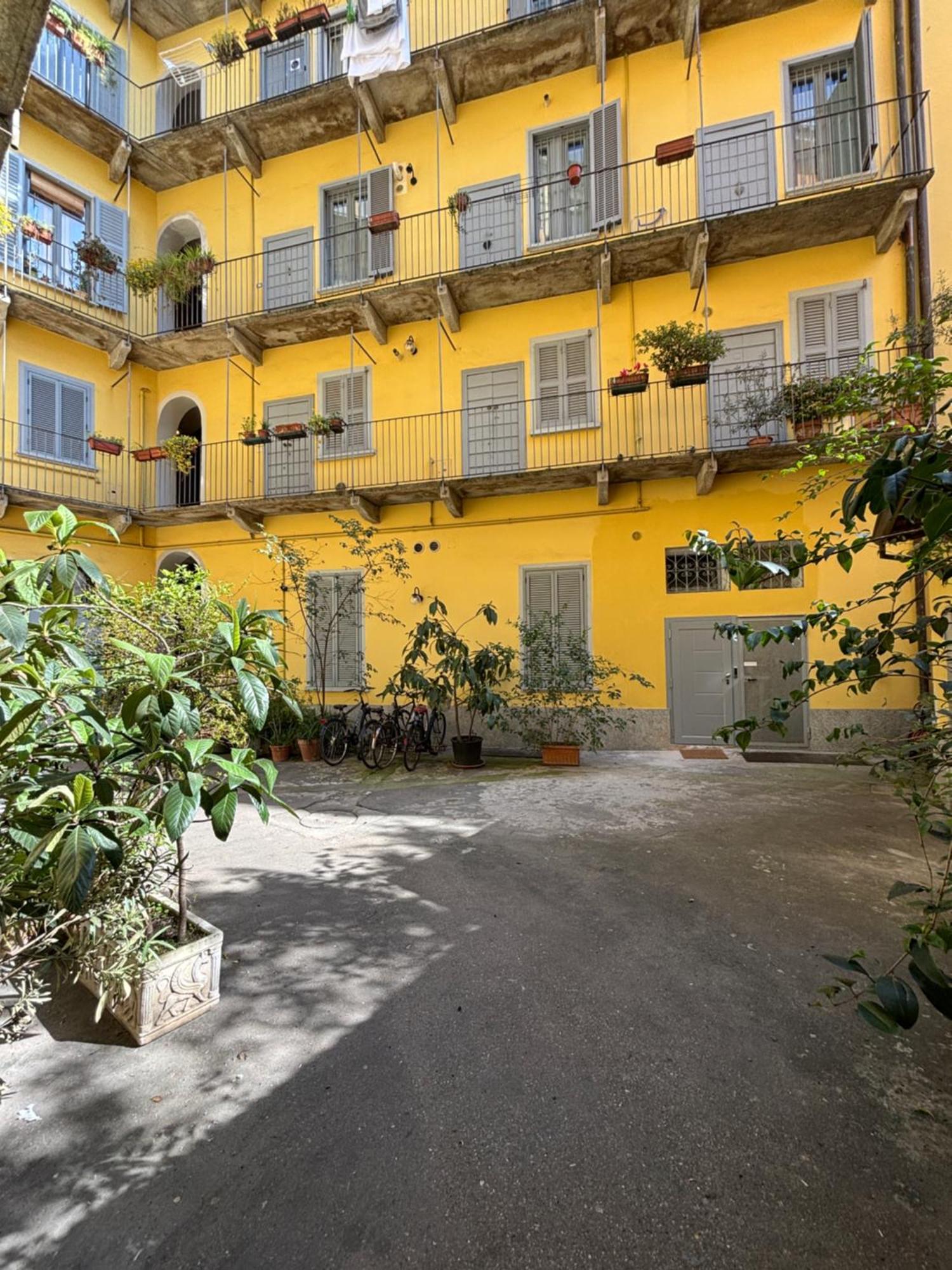 La Vecchia Milano-Les Nubles Vannucci - Il Ballatoio E Il Cortile Luaran gambar