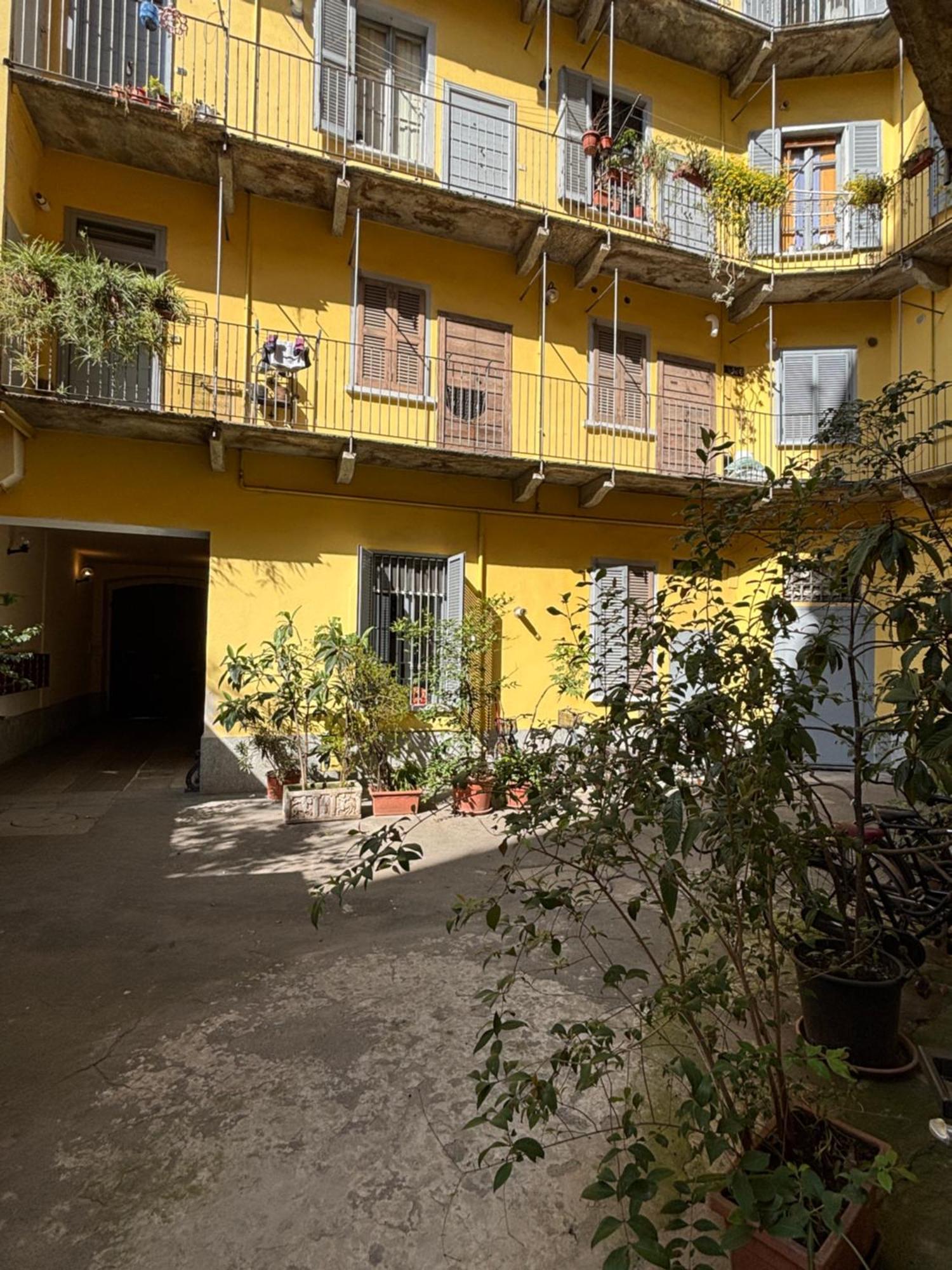 La Vecchia Milano-Les Nubles Vannucci - Il Ballatoio E Il Cortile Luaran gambar